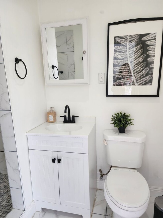 Building Photo - Fully Furnished Studio Available in Downey