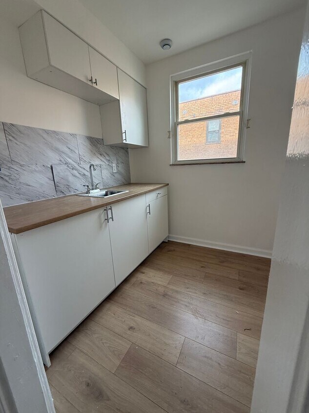 Foto del edificio - Spacious 1-Bedroom Apartment near the Lake!