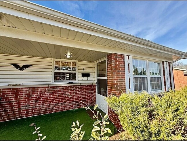 Building Photo - 2037 Garden Springs Dr