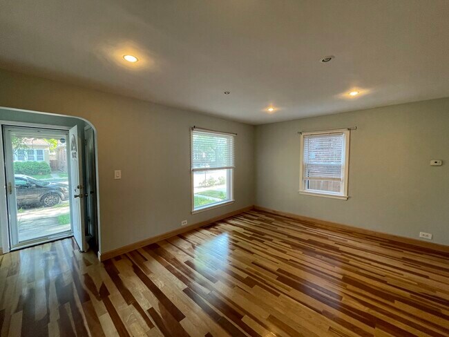 Building Photo - 5122 W Foster Ave