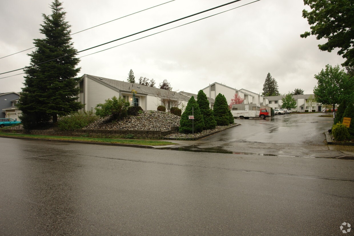Building Photo - Lake Country