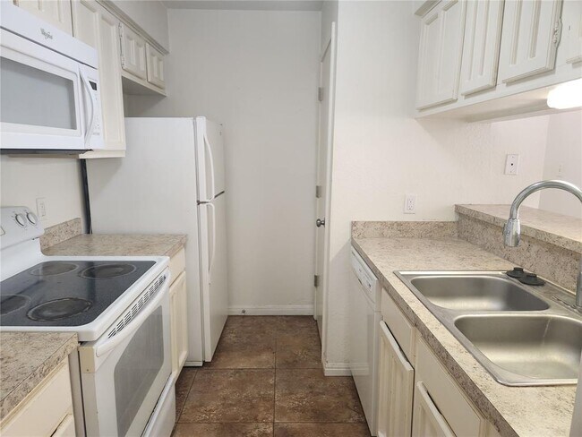 Building Photo - 1202 Thorpe Ln