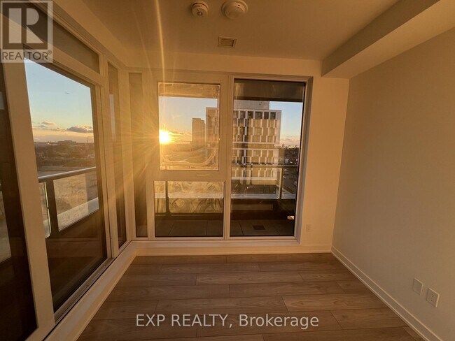 Photo du bâtiment - 1007 The Queensway