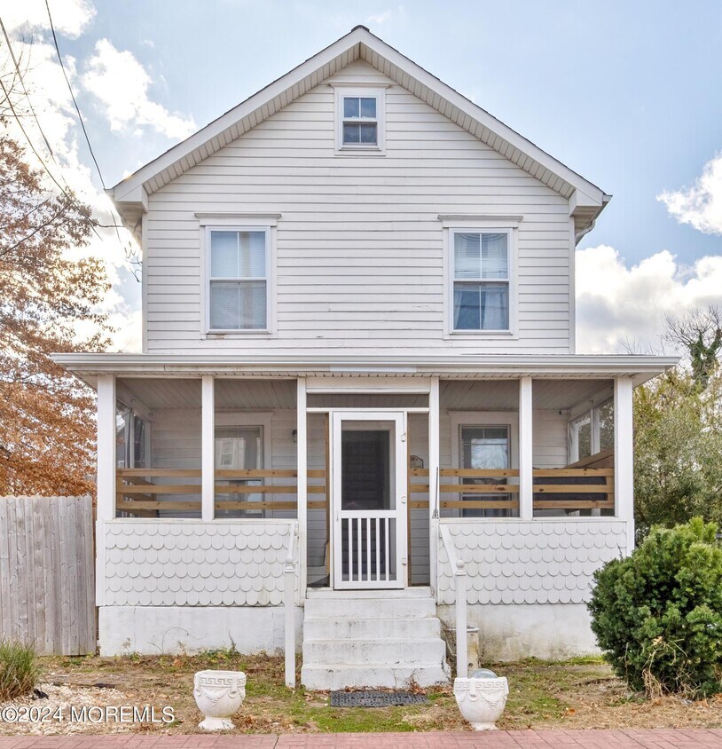 Primary Photo - 219-221 Bay Ave