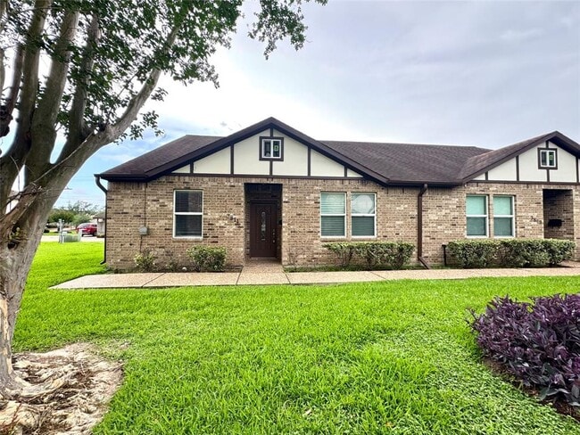 Building Photo - 3811 Vista Rd
