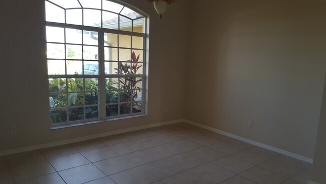 Foto del edificio - Gorgeous home overlooking lake  MOVE IN SPECIAL