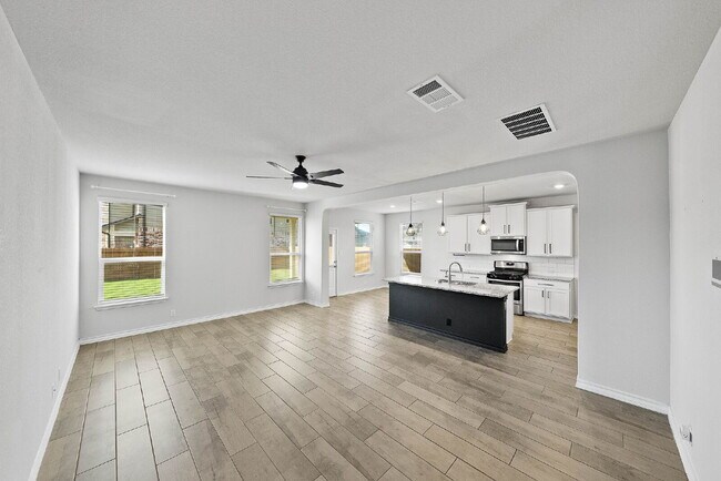 Foto del edificio - Spacious 5-Bedroom Rental on Oversized Cor...