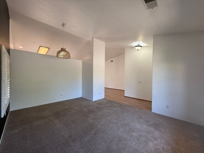 Foto del edificio - Quartz Hill 4 Bedroom 2 Bath!