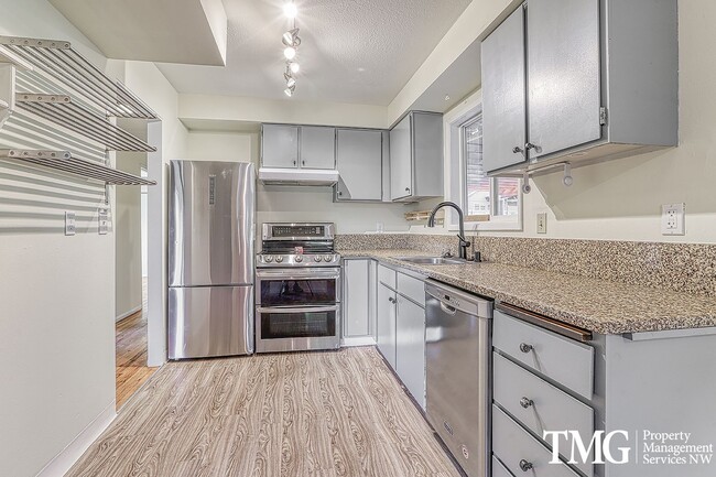 Building Photo - Cozy 3 bedroom 2 bath home in NE Portland