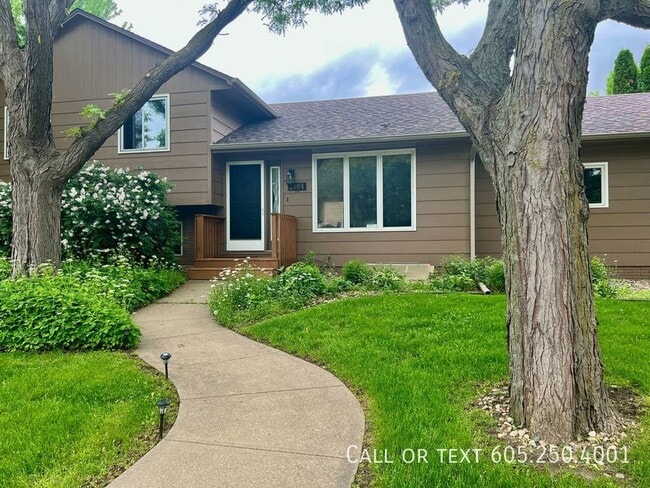Building Photo - Charming 4 Bedroom, 2 Bathroom Home w/ 2-S...
