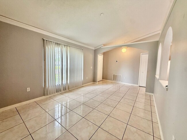 Building Photo - 220 Canterbury Ct