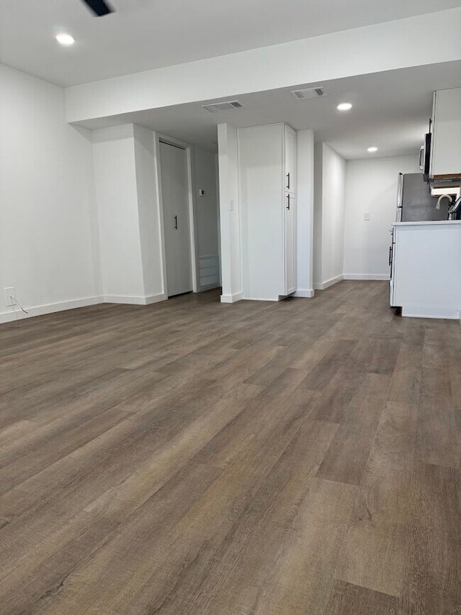 Building Photo - Remodeled Private San Pedro Square Studio