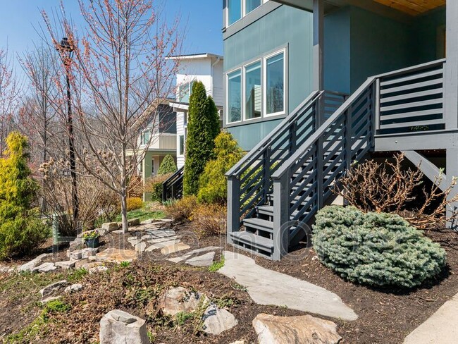 Building Photo - 27 Mauricet Ln