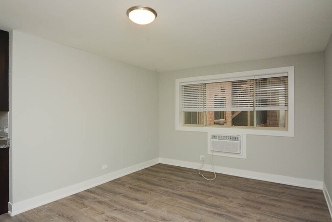 Building Photo - 533 W Surf St