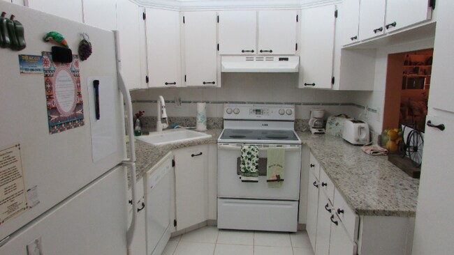 Building Photo - 2699 Pine Ridge Way E