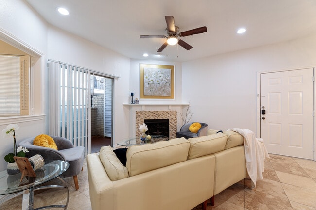 Building Photo - 3033 San Jacinto St
