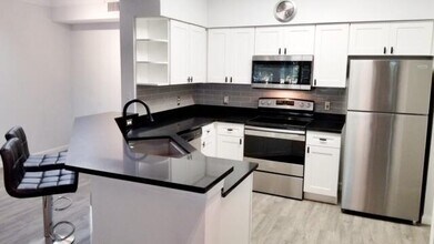 Building Photo - 9857 Baywinds Blvd