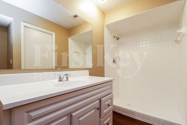 Building Photo - 2268 Riverside Dr N