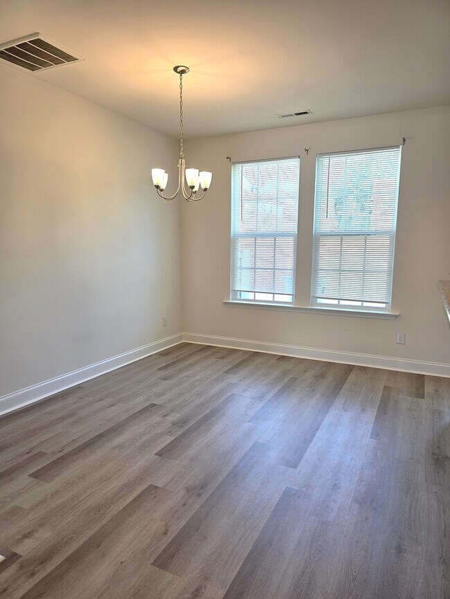 Building Photo - Great 3 bed Townhouse with 1 car garage!