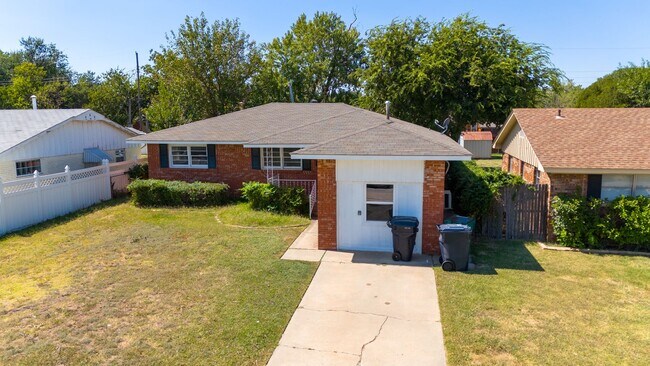 Foto del edificio - Freshly Updated 4-Bedroom Home in a Prime ...