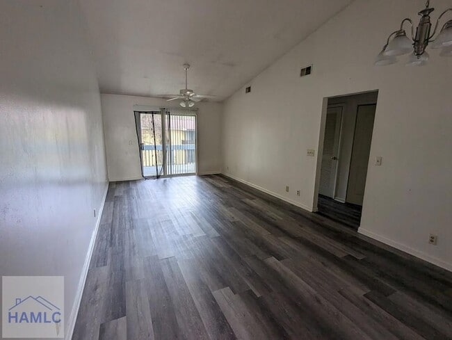 Building Photo - 910 Brett Dr