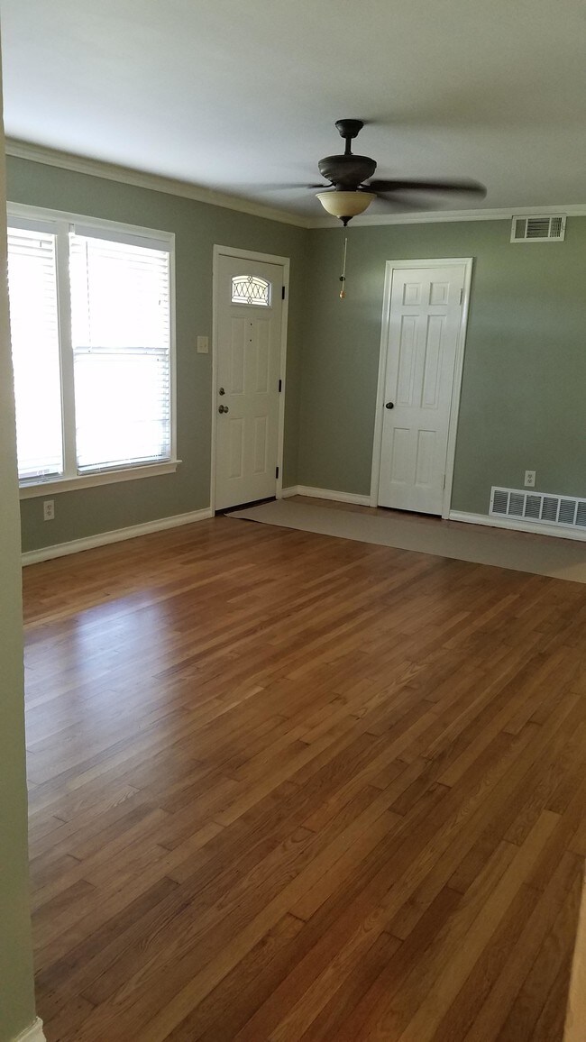 Building Photo - 1705 Mariposa Dr