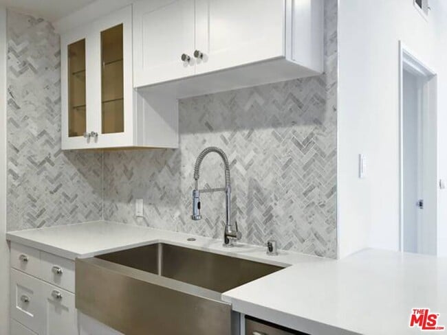 Building Photo - 301 S Swall Dr