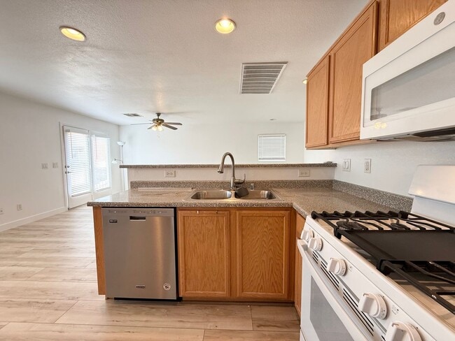 Building Photo - 2/BD 2.5/BA Home in Gated Community with M...