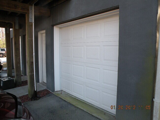 Building Photo - Beautiful Townhome in Tucker Creek