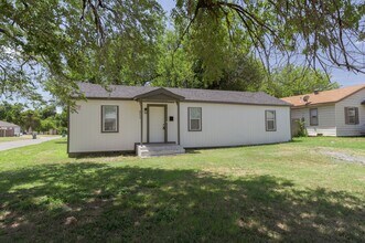 Building Photo - 600 SW 33rd St