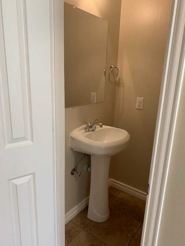 448 Mt Pleasant St Unit B, Pittsburg, TX 75686 Room for Rent in