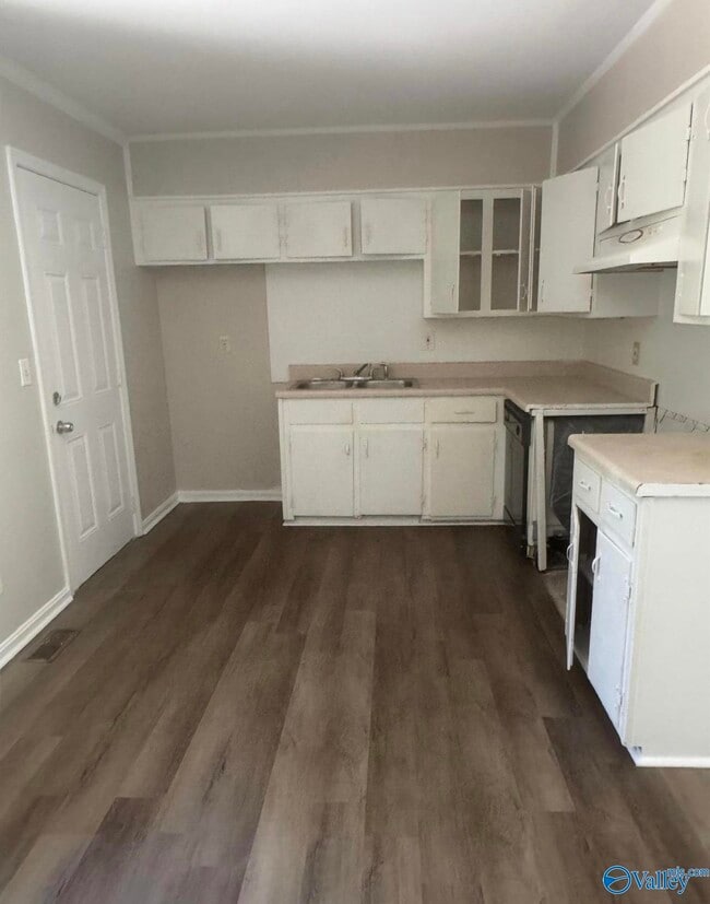 Building Photo - 2416 Hanover Dr NW