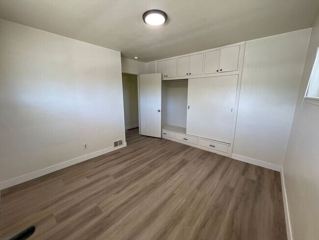 Foto del edificio - 701 Claremont Cir