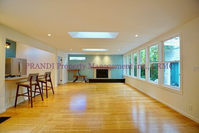 Foto del edificio - Bright, Stylish Fairfax Home with a Privat...