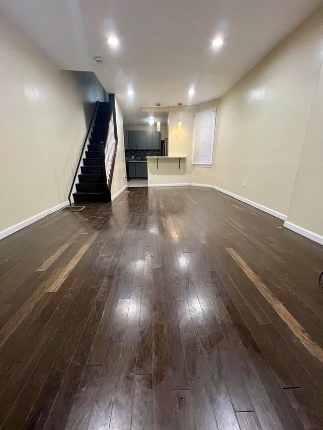 Foto del edificio - Gorgeous 3-Bedroom Townhome in Elmwood Park! Available NOW!