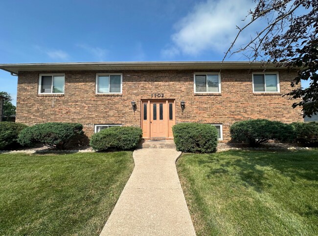 Building Photo - 1102 8th St Ct