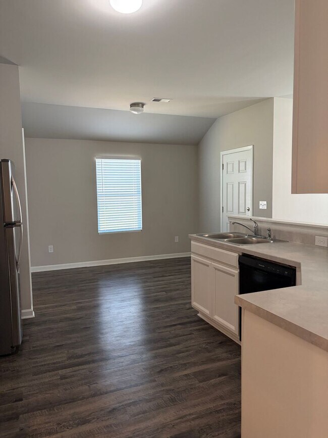 Building Photo - 401 Woodland Trl
