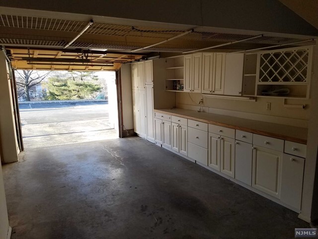 Building Photo - 9 Fox Run Dr