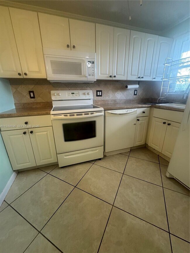 Foto del edificio - 8590 Sunrise Lakes Blvd