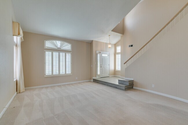 Foyer & entrance - 2113 Desert Pines St