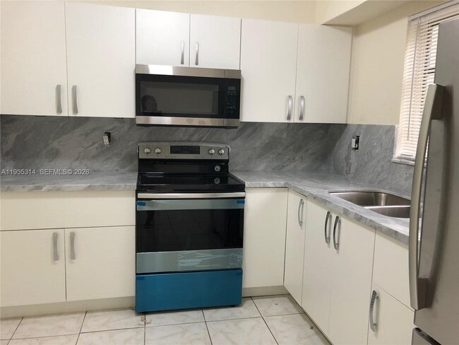 Foto del edificio - 2450 NE 188th St