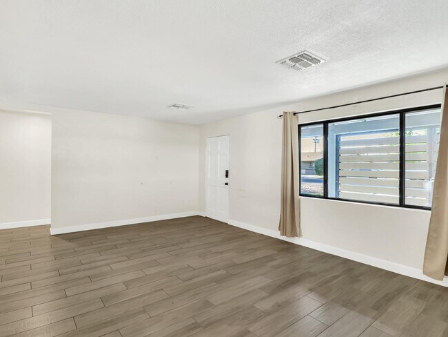 Foto del edificio - 544 W 17th Pl