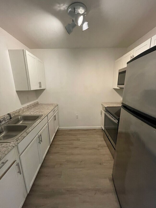 Building Photo - 5561 Dianna Dr.