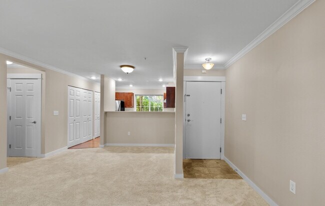 Sala de estar, comedor y cocina de concepto abierto. - 25025 SE Klahanie Blvd