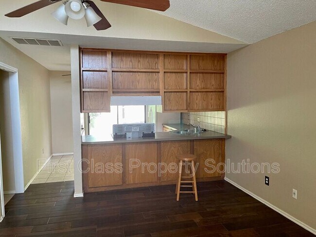 Foto del edificio - 9212 Buttonfield Ave