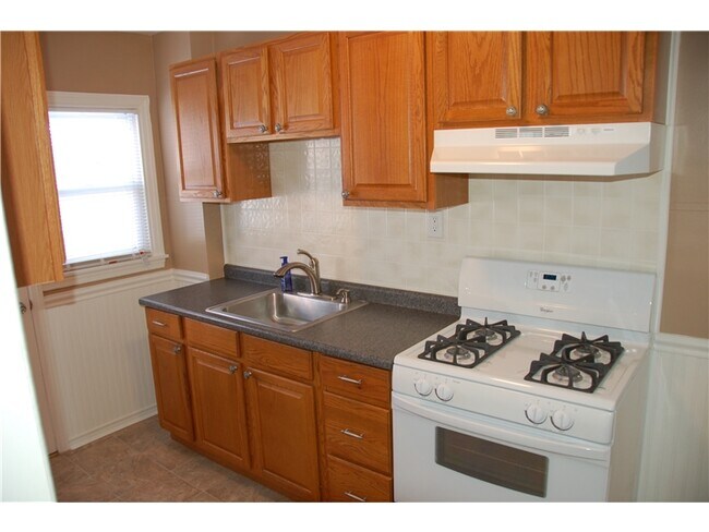 Building Photo - 609 Greenhill Ave