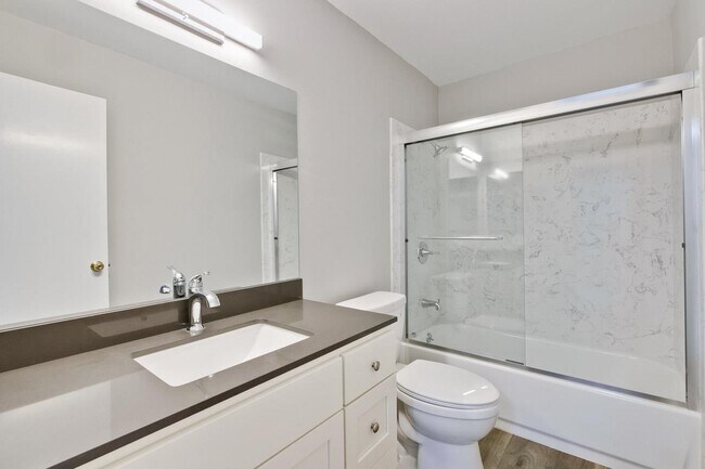 Foto del edificio - 2466 W Bayshore Rd