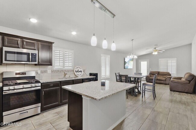 Building Photo - 3925 Desert Dunes Dr