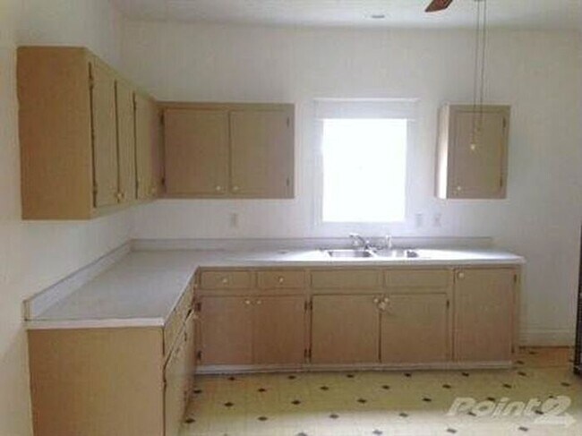 Building Photo - Great 2 bedroom, 1 bath home in Marionvill...