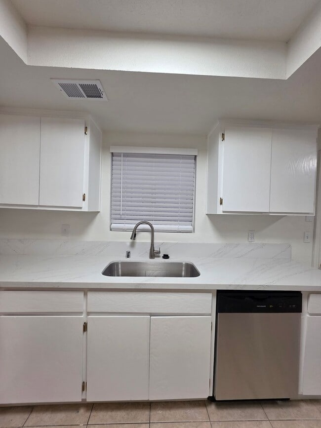 Building Photo - 4402 White Lane #A - Apartment